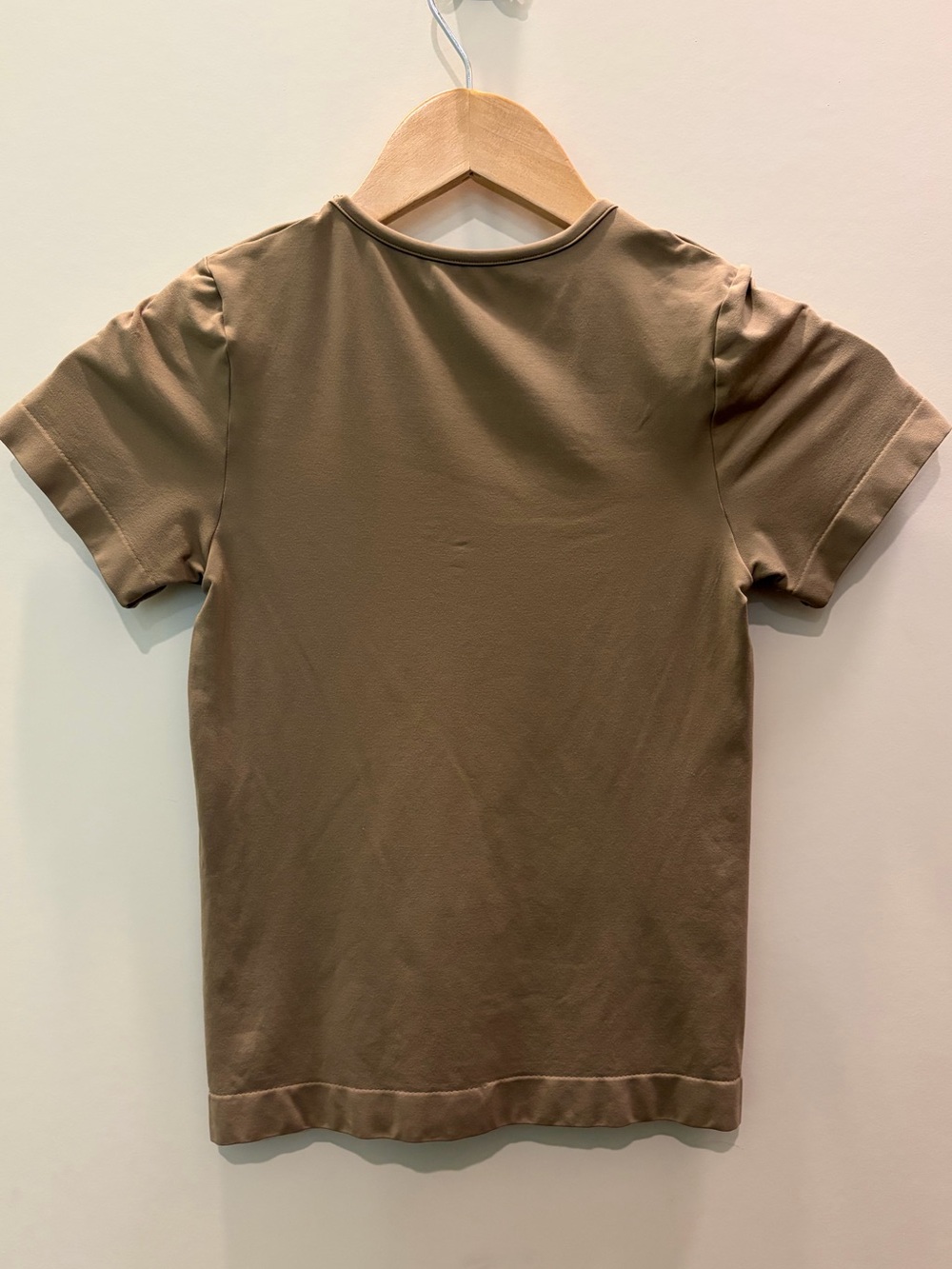 Skims Soft Smoothing T-Shirt in Desert - Picture 4 of 5